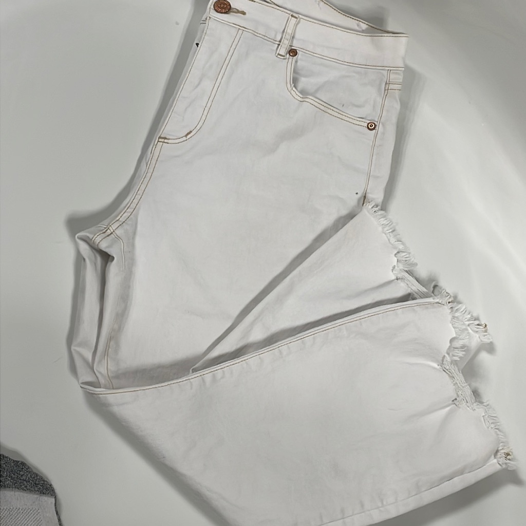 Loft High Waist Kick Flare Crop White Jean . Excellent New Condition . Sz 32/14